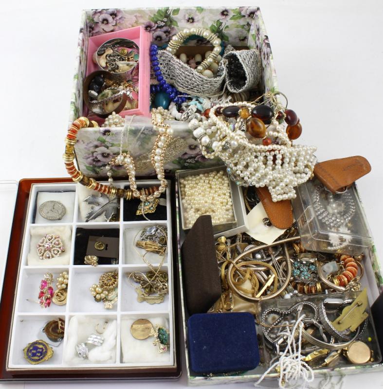 A large quantity of vintage and contemporary costume jewellery to ...