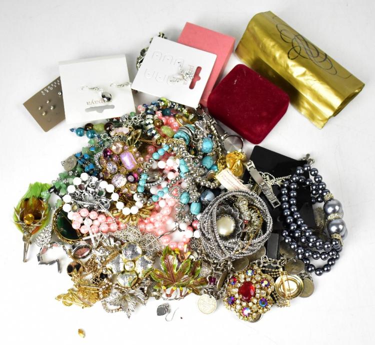 A collection of mixed vintage and modern costume jewellery to include ...