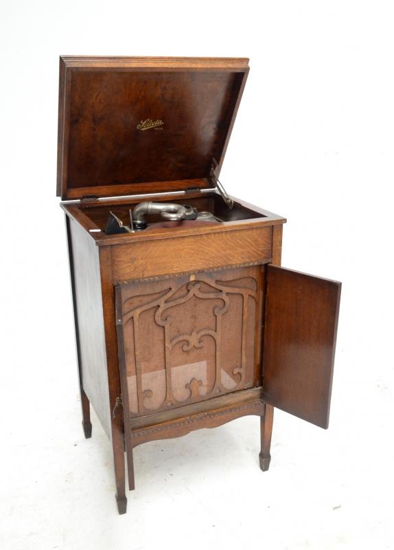 An oak cased Selecta gramophone. | Adam Partridge