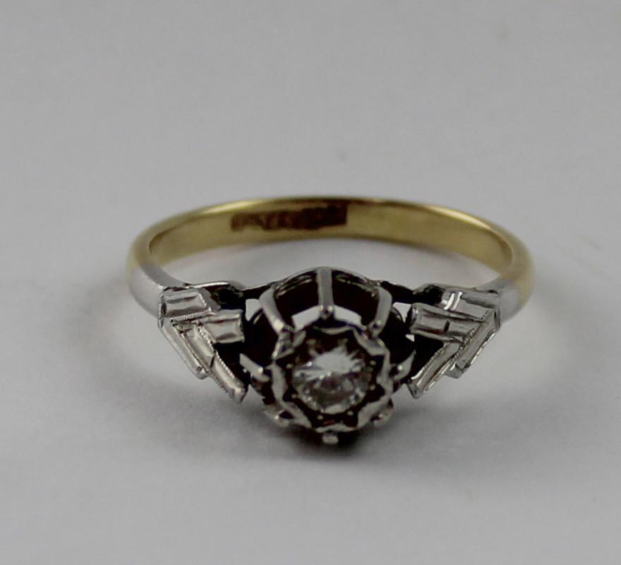 An 18ct gold ladies' dress ring set with small diamond with platinum